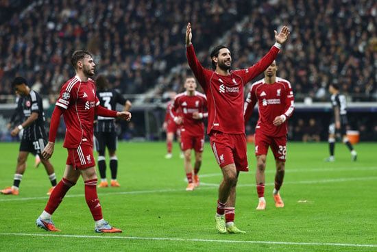سوبوسلاي لاعب ليفربول يحتفل بالهدف الخامس