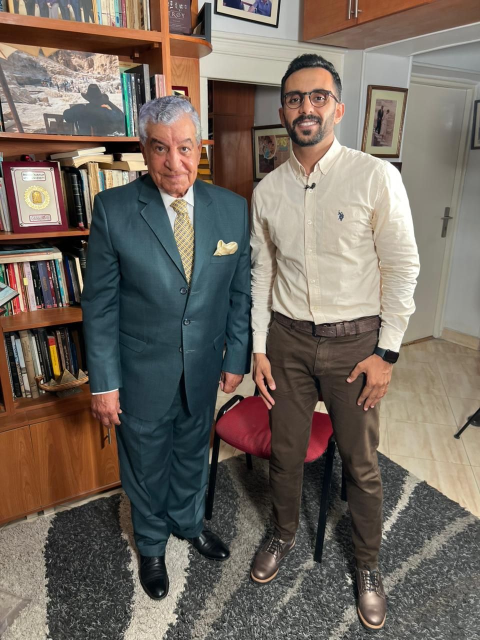 الدكتور زاهي حواس والزميل محمد أسعد خلال اللقاء (1) الدكتور زاهي حواس والزميل محمد أسعد خلال اللقاء (1)