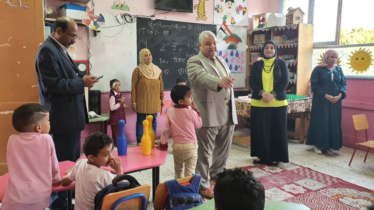 لقاء وكيل التعليم مع الاطفال والمعلمين داخل المدرسة لقاء وكيل التعليم مع الاطفال والمعلمين داخل المدرسة
