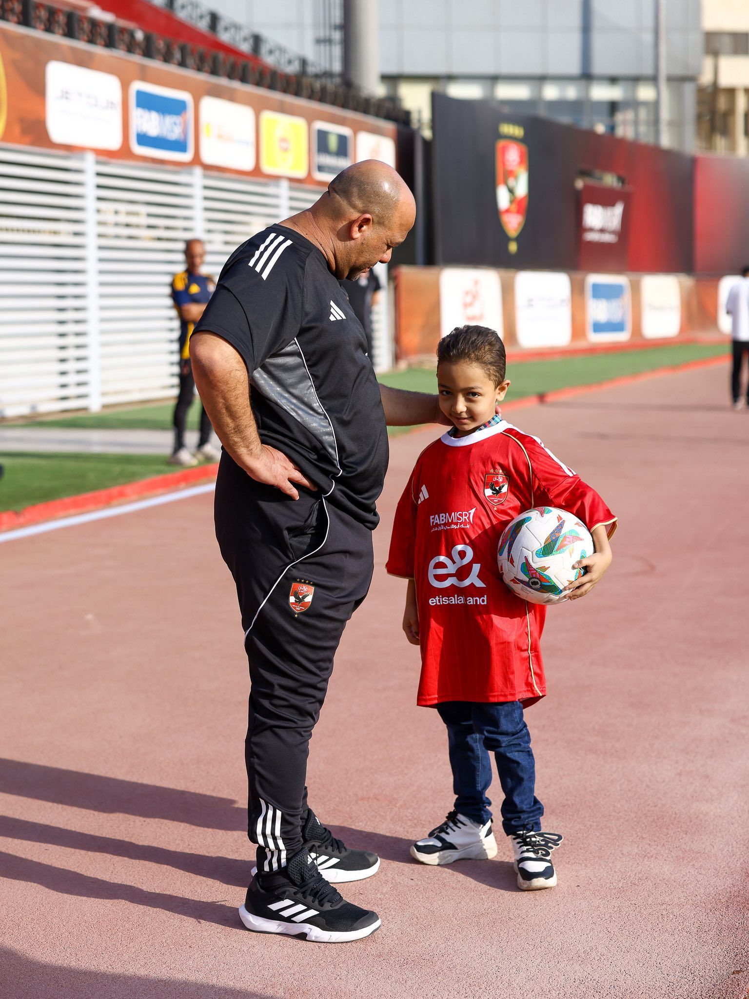 وليد صلاح الدين مع طفل يستعد لعملية زرع نخاع وليد صلاح الدين مع طفل يستعد لعملية زرع نخاع