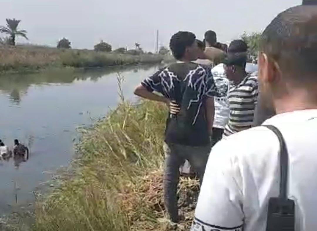 انقلاب سيارة ميكروباص داخل ترعة في قنا انقلاب سيارة ميكروباص داخل ترعة في قنا