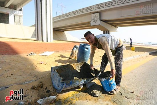 أعمال البناء والمحارة بالطرق المؤدية للمتحف المصرى الكبير أعمال البناء والمحارة بالطرق المؤدية للمتحف المصرى الكبير