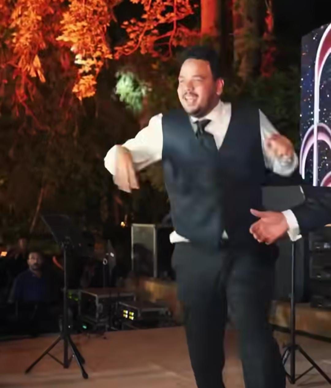 مصطفى غريب يرقص فى حفل زفاف حاتم صلاح (2) مصطفى غريب يرقص فى حفل زفاف حاتم صلاح (2)