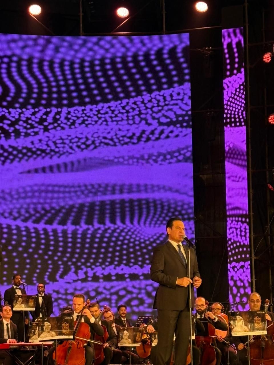 محمد ثروت يفتتح حفله في مهرجان الموسيقى العربية بـ تتر مين ما يحبش فاطمة (2) محمد ثروت يفتتح حفله في مهرجان الموسيقى العربية بـ تتر مين ما يحبش فاطمة (2)