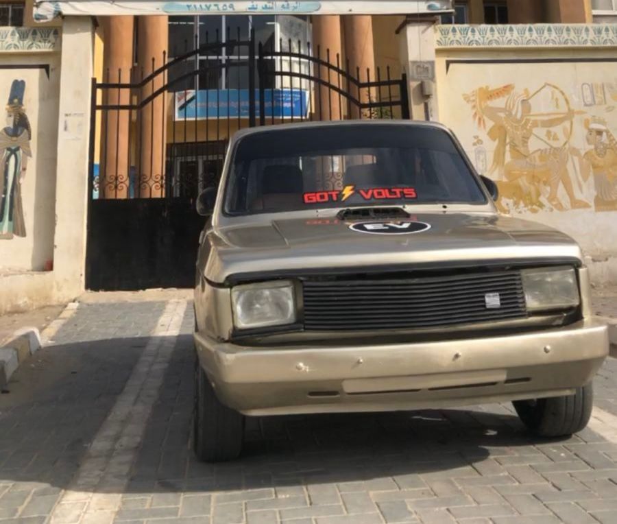 السيارة الكهربائية أمام المدرسة السيارة الكهربائية أمام المدرسة