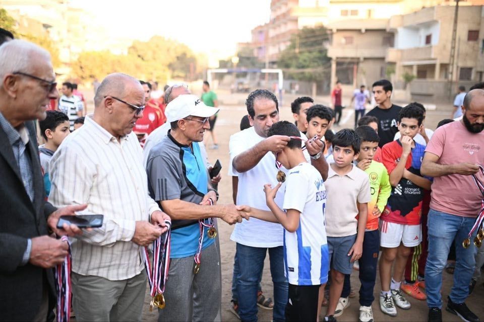 مراد يقلد الفائزين الميدالية مراد يقلد الفائزين الميدالية
