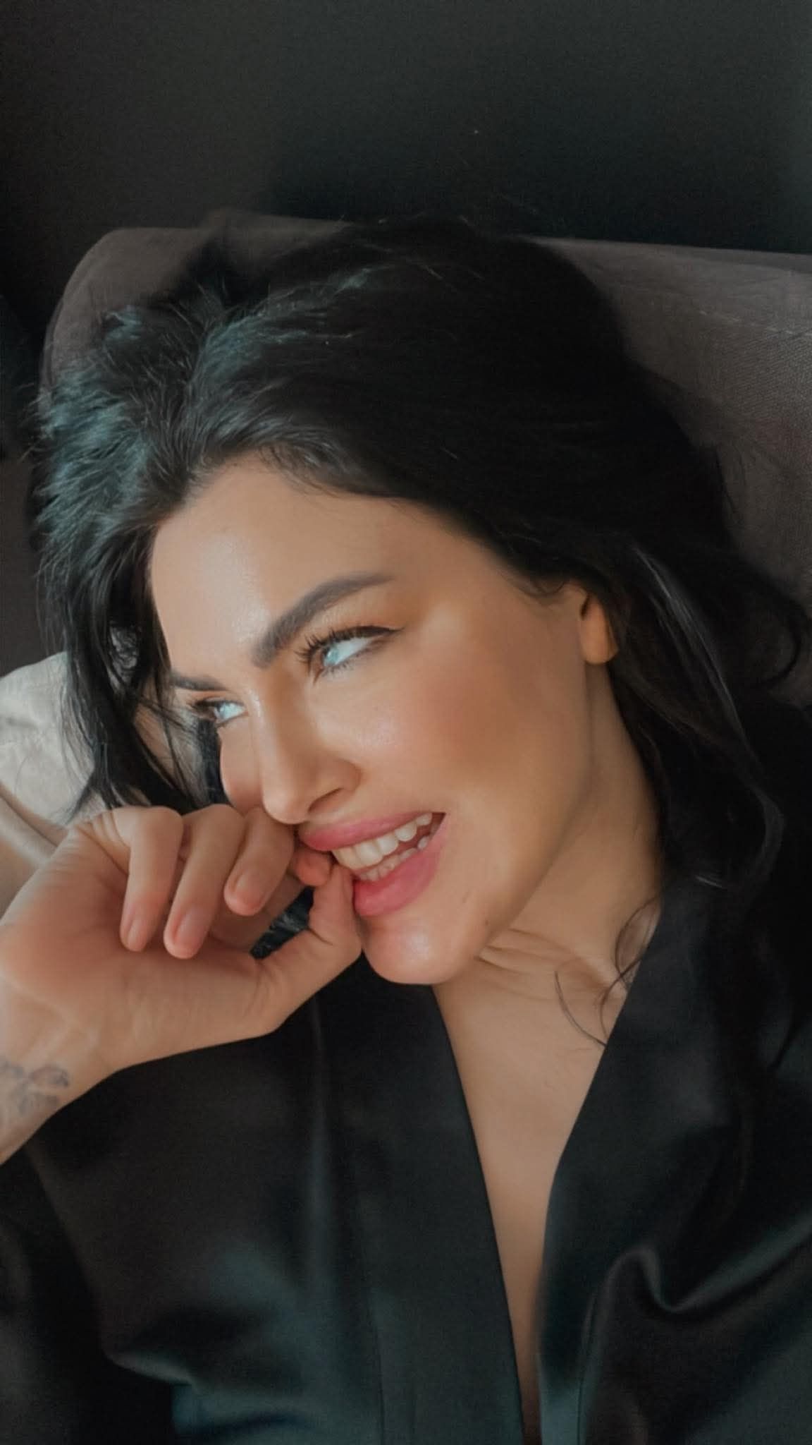 الفنانة دارين حداد تحتفل بعقد قرانها وتخفى ملامح زوجها (4)