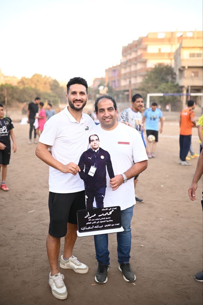 مراد مع الهدية التذكارية مراد مع الهدية التذكارية