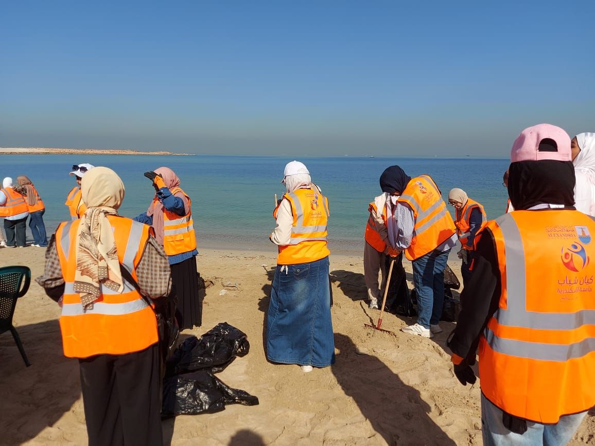 شباب الاسكندرية خلال تنظيف الشاطئ شباب الاسكندرية خلال تنظيف الشاطئ