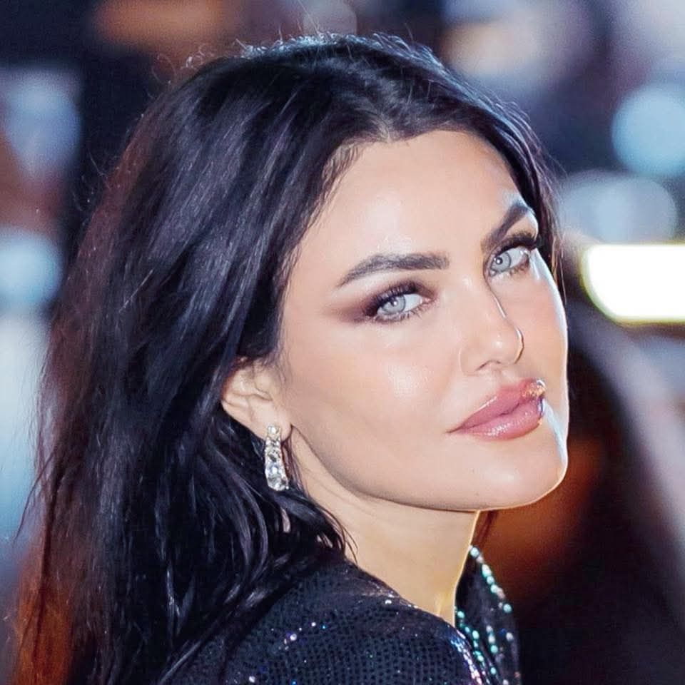 الفنانة دارين حداد تحتفل بعقد قرانها وتخفى ملامح زوجها (1)