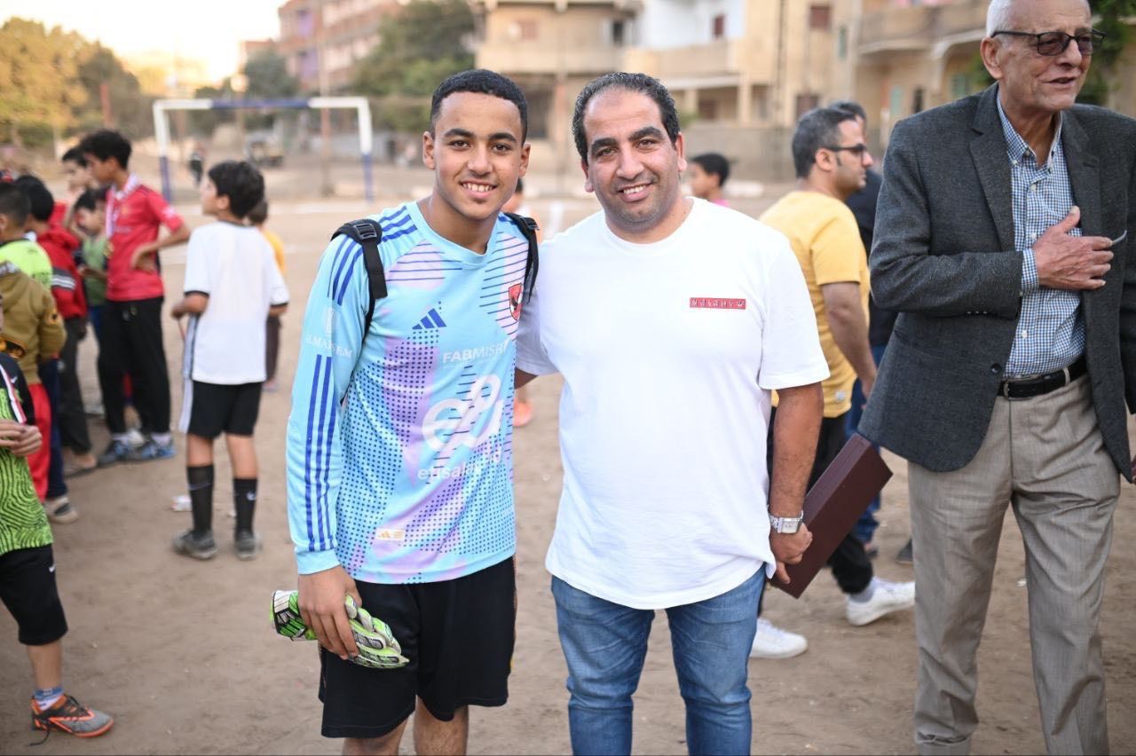 مراد مع أحد اللاعبين مراد مع أحد اللاعبين