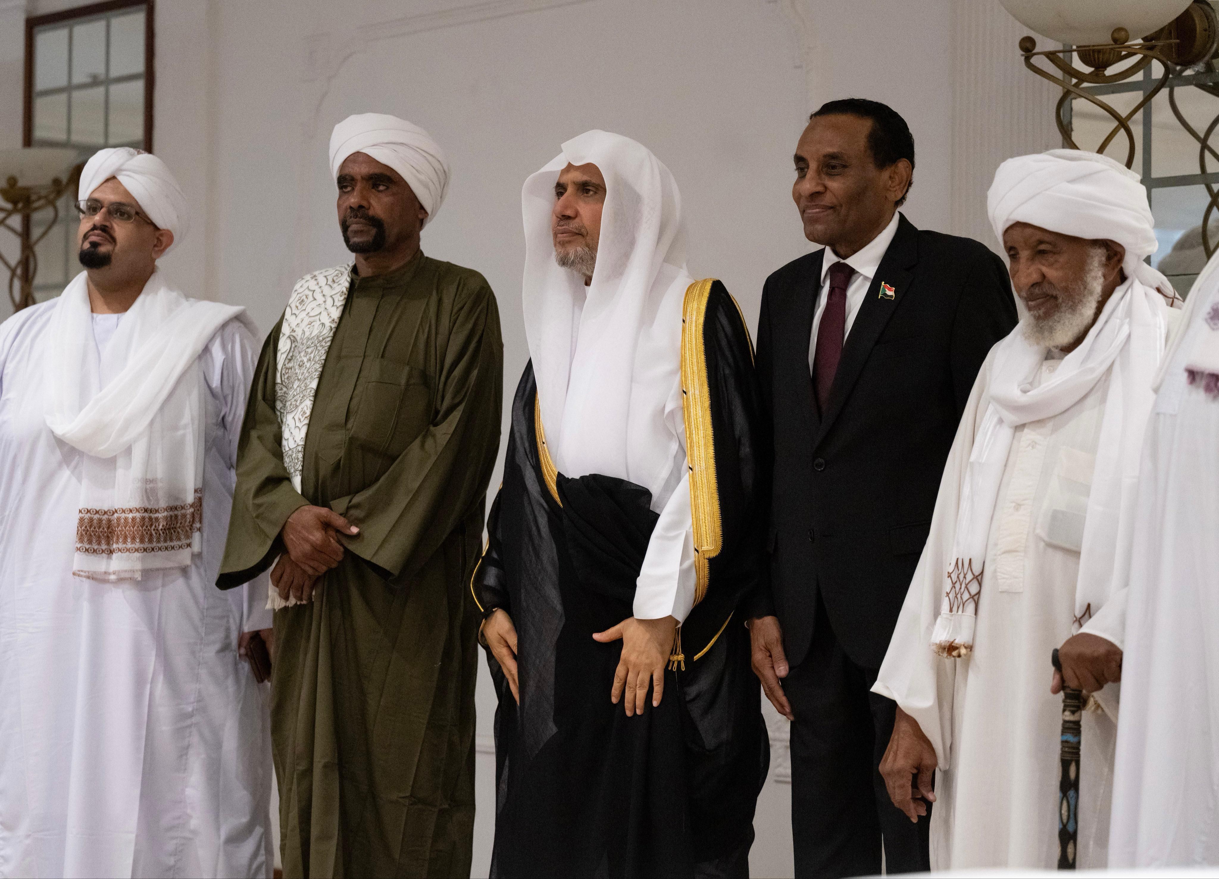 الأمينُ العام لرابطة العالم الإسلامي يلتقي علماءَ جمهورية السودان (3) الأمينُ العام لرابطة العالم الإسلامي يلتقي علماءَ جمهورية السودان (3)