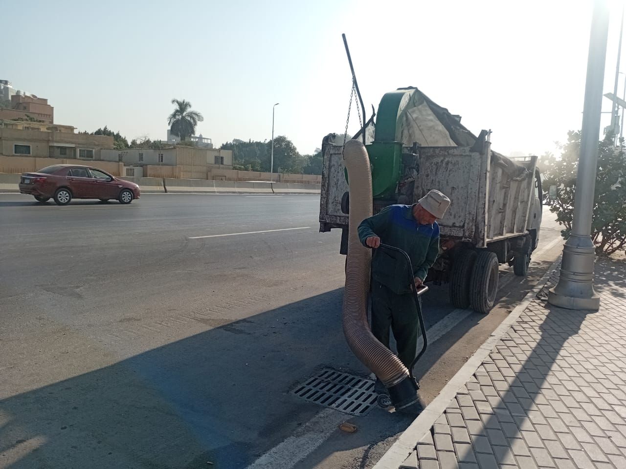 صيانة شاملة للمسطحات الخضراء بمحيط المتحف المصرى الكبير والطرق المؤدية إليه (3) صيانة شاملة للمسطحات الخضراء بمحيط المتحف المصرى الكبير والطرق المؤدية إليه (3)