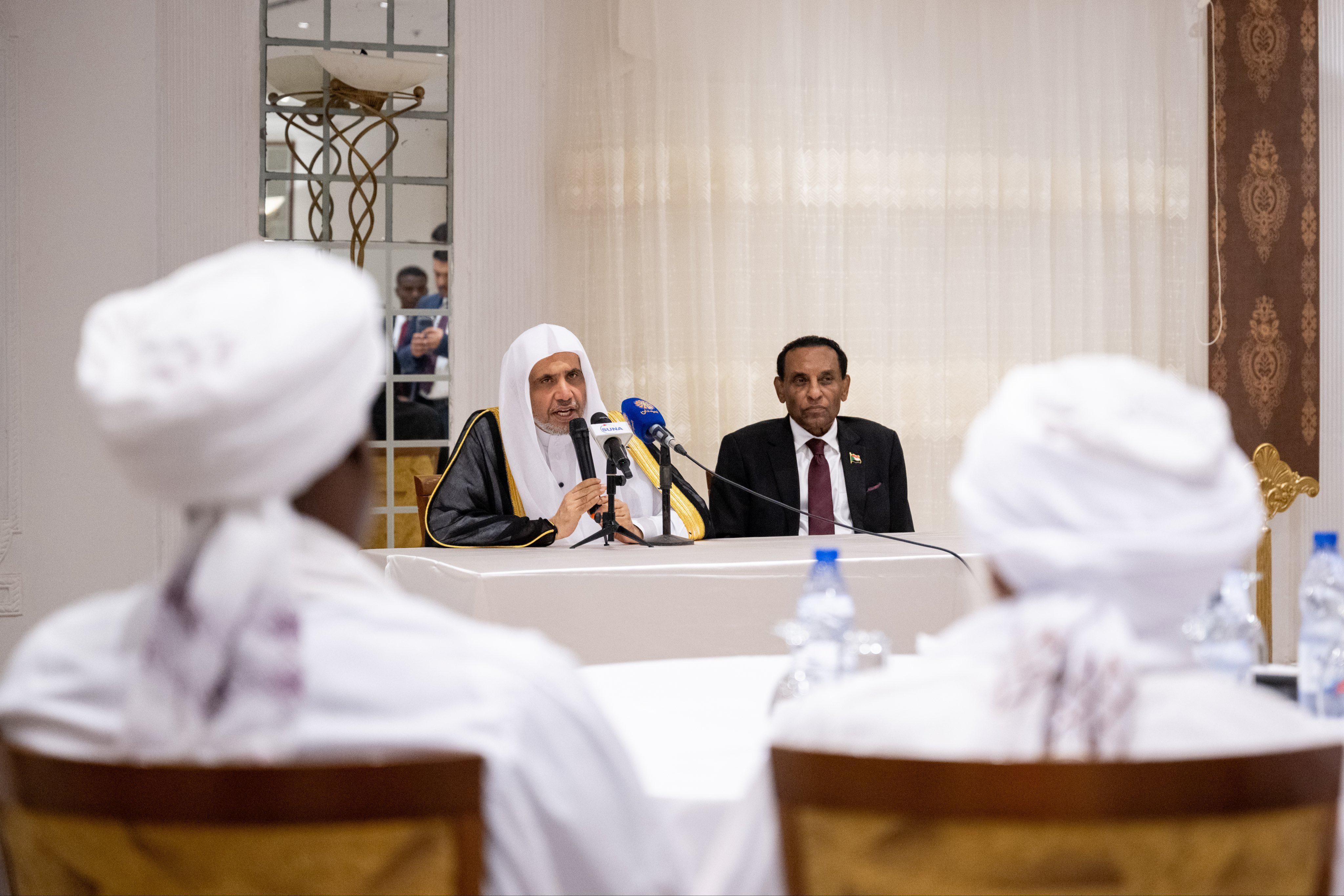 الأمينُ العام لرابطة العالم الإسلامي يلتقي علماءَ جمهورية السودان (1) الأمينُ العام لرابطة العالم الإسلامي يلتقي علماءَ جمهورية السودان (1)