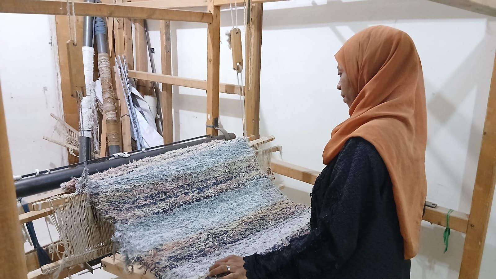 صناعة السجاد يدويا صناعة السجاد يدويا