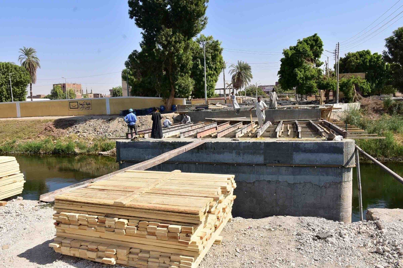 العمل في مشروعات البنية التحتية بمدينتى إسنا وأرمنت العمل في مشروعات البنية التحتية بمدينتى إسنا وأرمنت