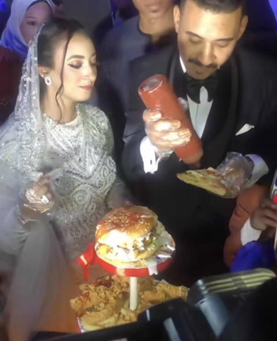 بيتزا وبرجر بدل التورتة بيتزا وبرجر بدل التورتة