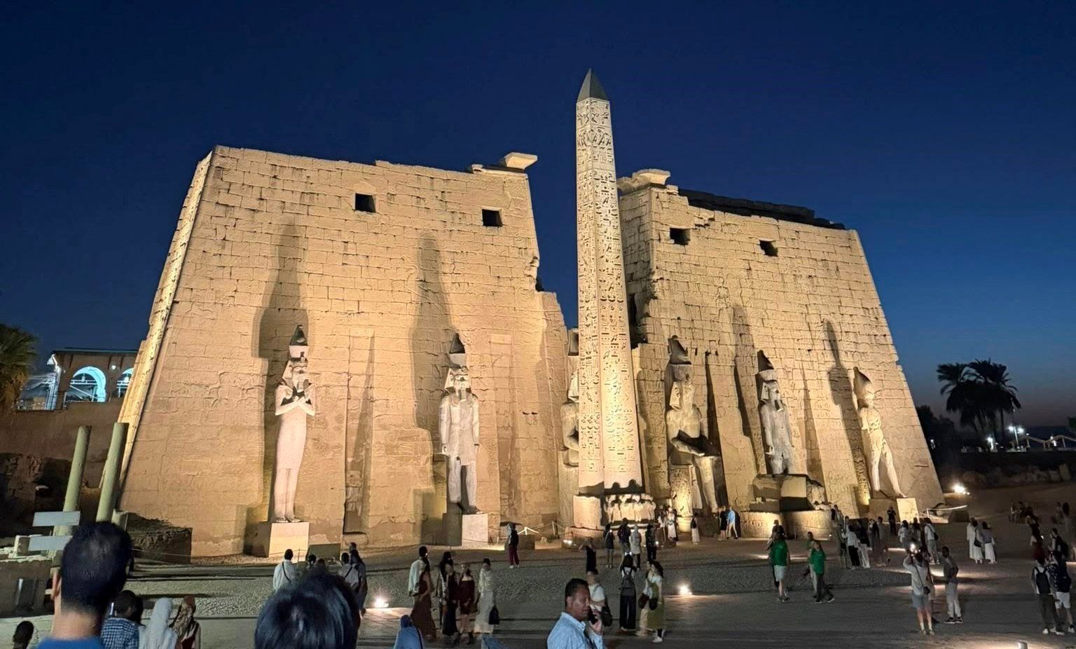 زيارات السائحين المسائية فى معبد الأقصر على كورنيش النيل زيارات السائحين المسائية فى معبد الأقصر على كورنيش النيل