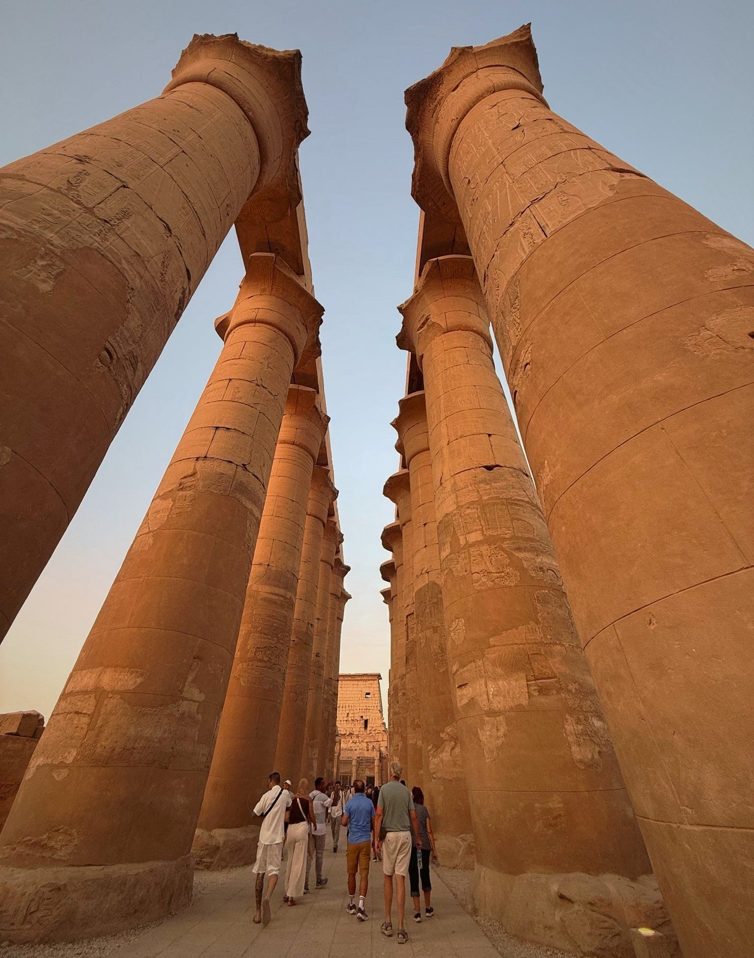 بهجة الإقبال السياحي المسائي فى معبد الأقصر بهجة الإقبال السياحي المسائي فى معبد الأقصر