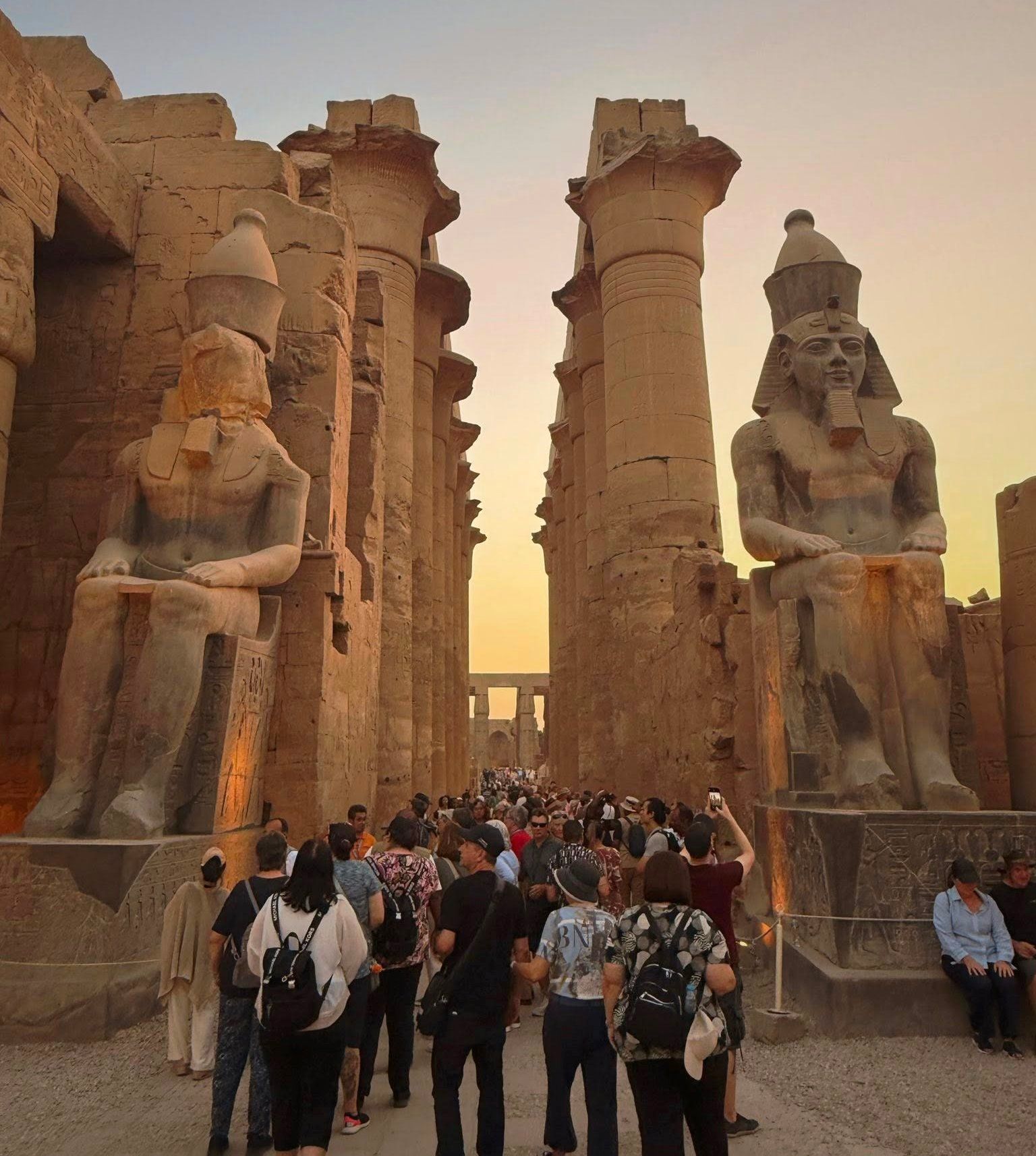 سحر مبهج في إقبال السياح المسائي فى معبد الأقصر سحر مبهج في إقبال السياح المسائي فى معبد الأقصر