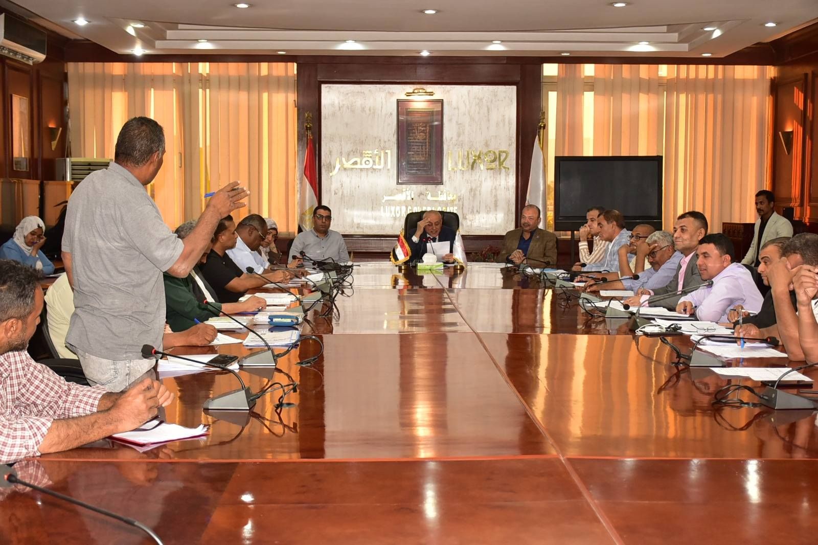 مناقشة ملف تقنين أراضي الدولة وموقف تحصيل الملفات مستوفاة الشروط بالأقصر (1) مناقشة ملف تقنين أراضي الدولة وموقف تحصيل الملفات مستوفاة الشروط بالأقصر (1)