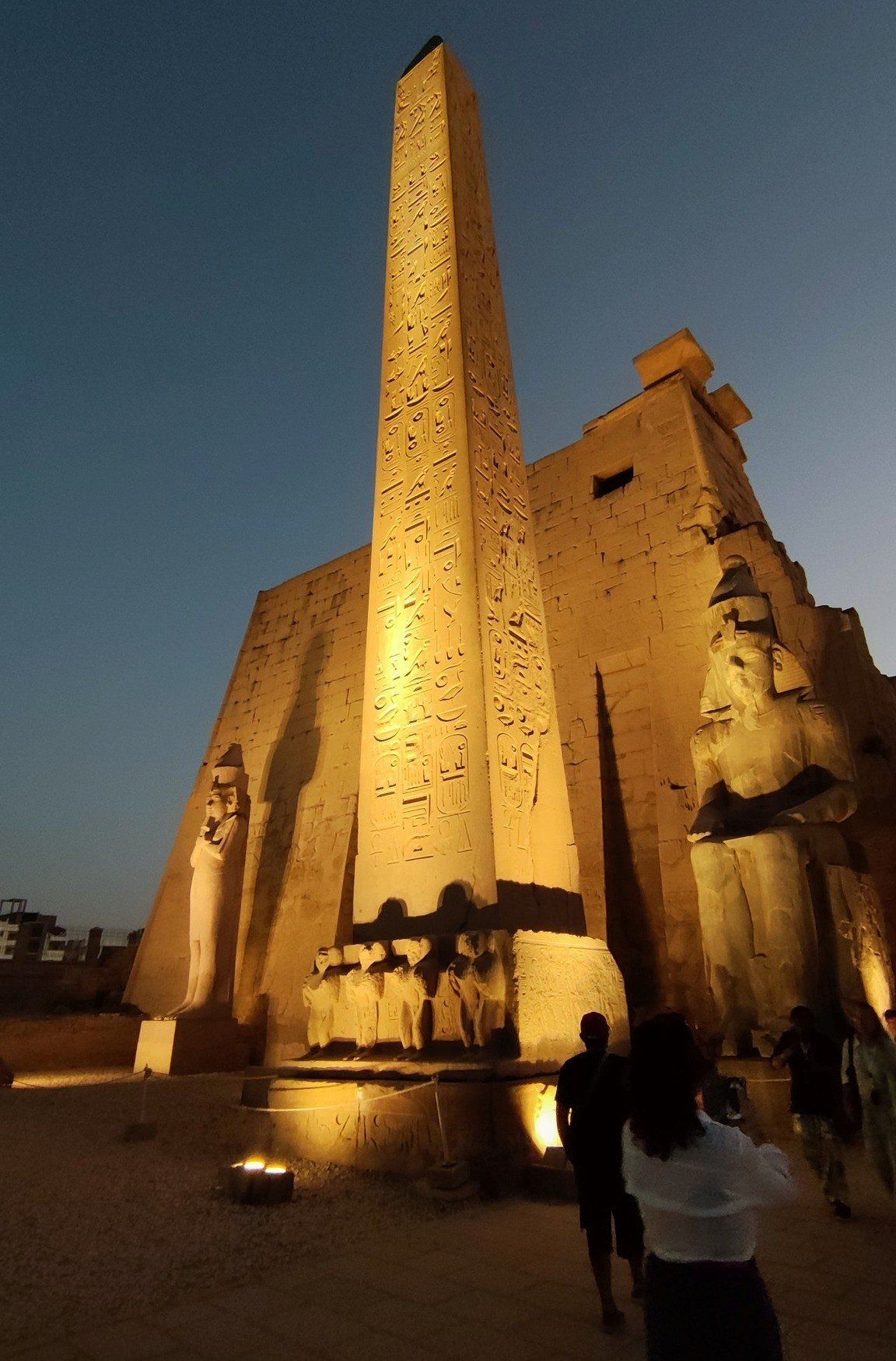 الزيارات السياحية المسائية للأجانب فى معبد الأقصر الزيارات السياحية المسائية للأجانب فى معبد الأقصر