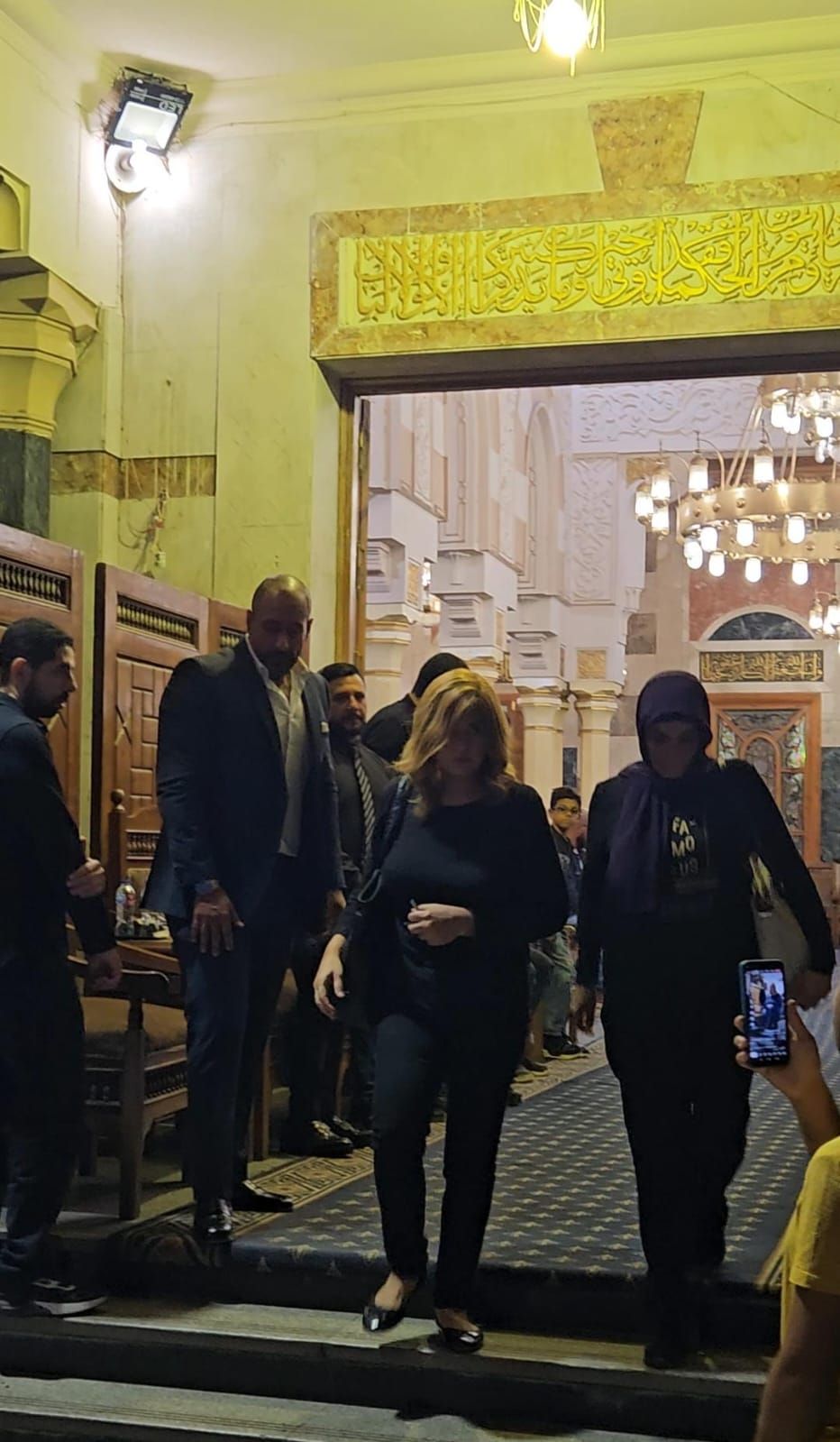 إيهاب فهمي ووفاء مكي يقدمان واجب العزاء في شقيق فريدة سيف النصر (1)