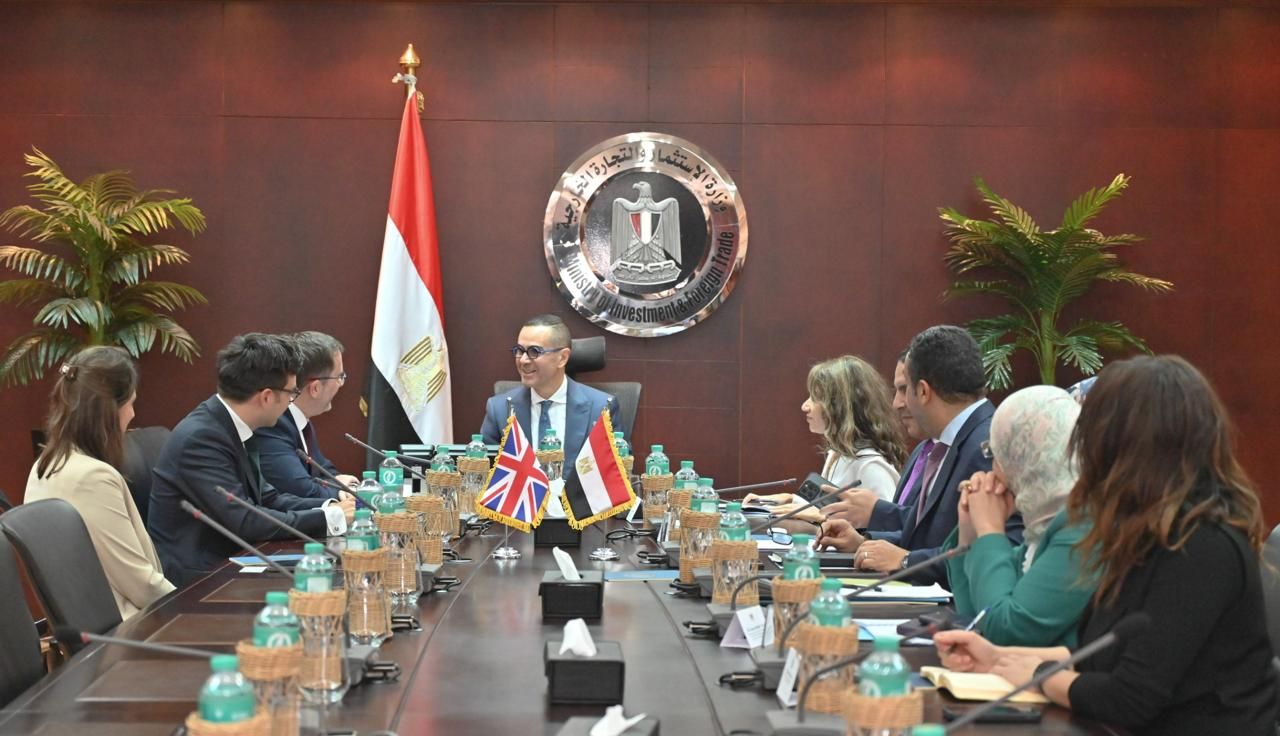 اجتماع وزير الاستثمار والتجارة الخارجية والسفير البريطاني بالقاهرة (3) اجتماع وزير الاستثمار والتجارة الخارجية والسفير البريطاني بالقاهرة (3)