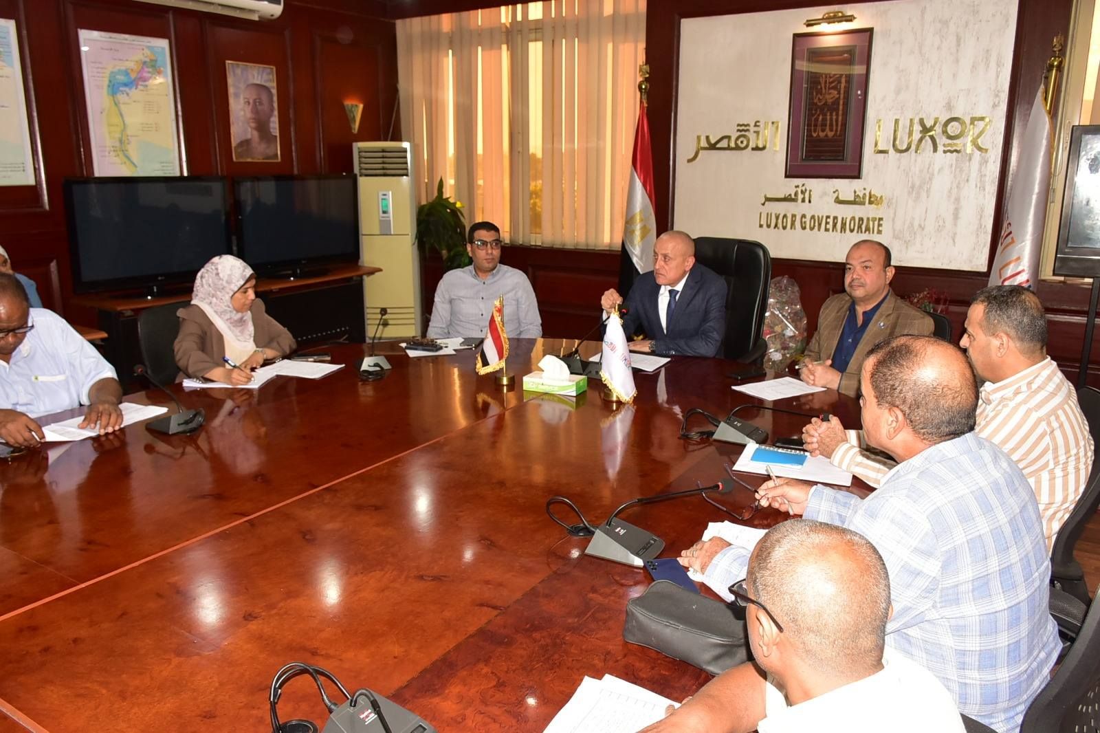 محافظ الأقصر يناقش ملف تقنين أراضي الدولة وموقف تحصيل الملفات محافظ الأقصر يناقش ملف تقنين أراضي الدولة وموقف تحصيل الملفات