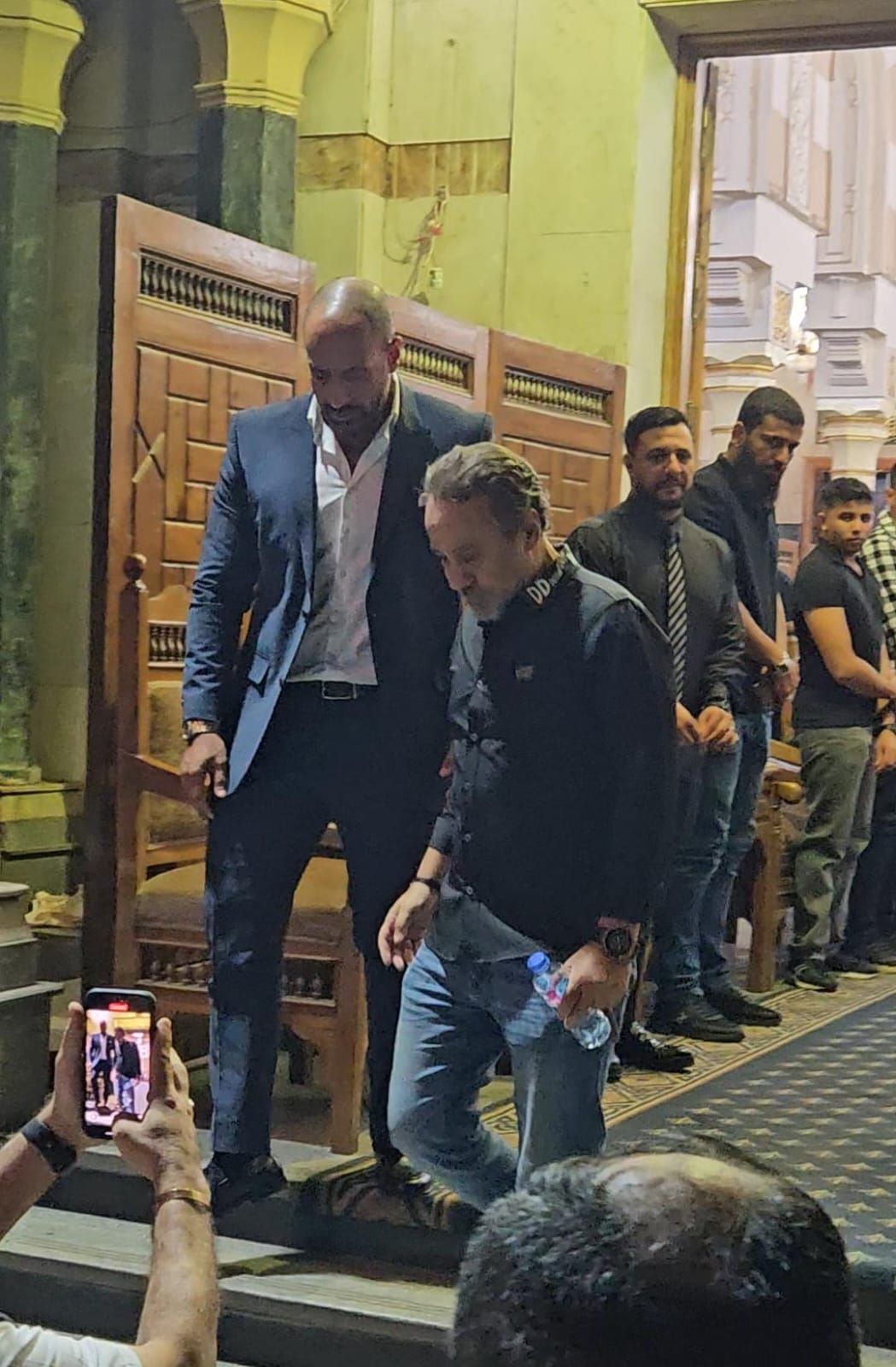 إيهاب فهمي ووفاء مكي يقدمان واجب العزاء في شقيق فريدة سيف النصر (2)