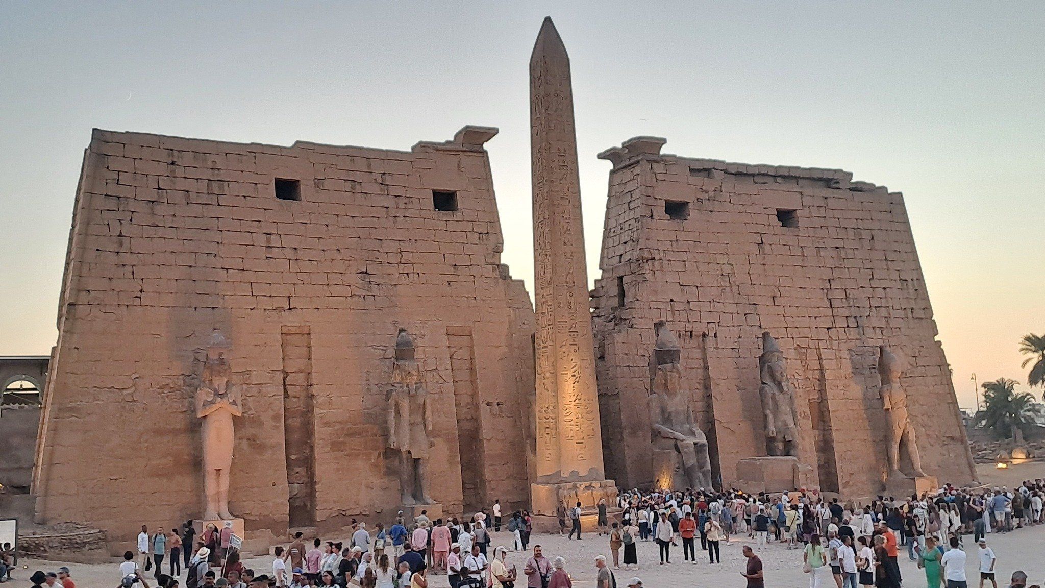 أفواج سياحية عظيمة مساءاً فى معبد الأقصر بكورنيش النيل أفواج سياحية عظيمة مساءاً فى معبد الأقصر بكورنيش النيل