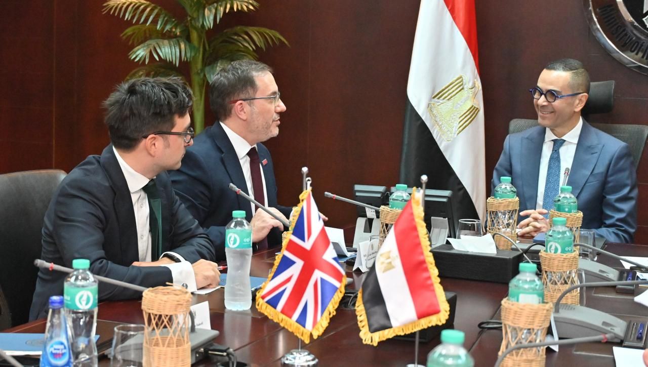 اجتماع وزير الاستثمار والتجارة الخارجية والسفير البريطاني بالقاهرة (4) اجتماع وزير الاستثمار والتجارة الخارجية والسفير البريطاني بالقاهرة (4)