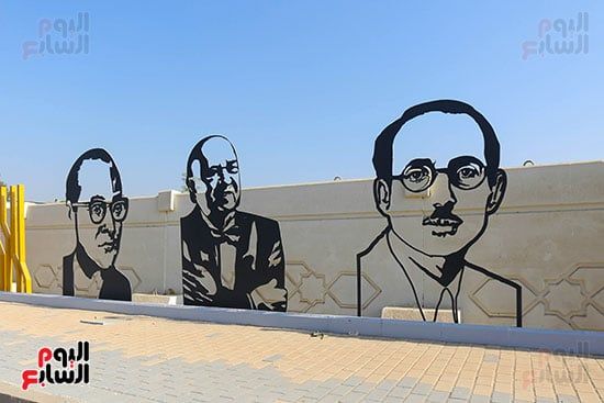 مجسمات فنية في الطريق المؤدي للمتحف المصري الكبير