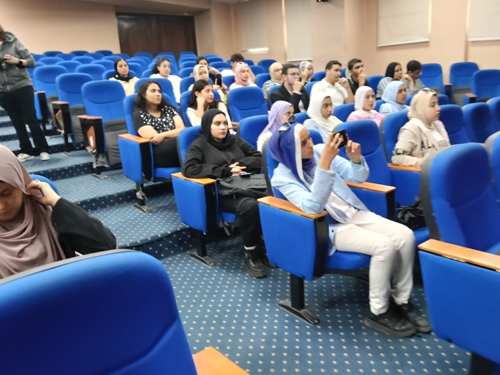 جانب من الحضور بالندوة التى تم تنظيمها بمعهد الإسكندرية للإعلام (2) جانب من الحضور بالندوة التى تم تنظيمها بمعهد الإسكندرية للإعلام (2)