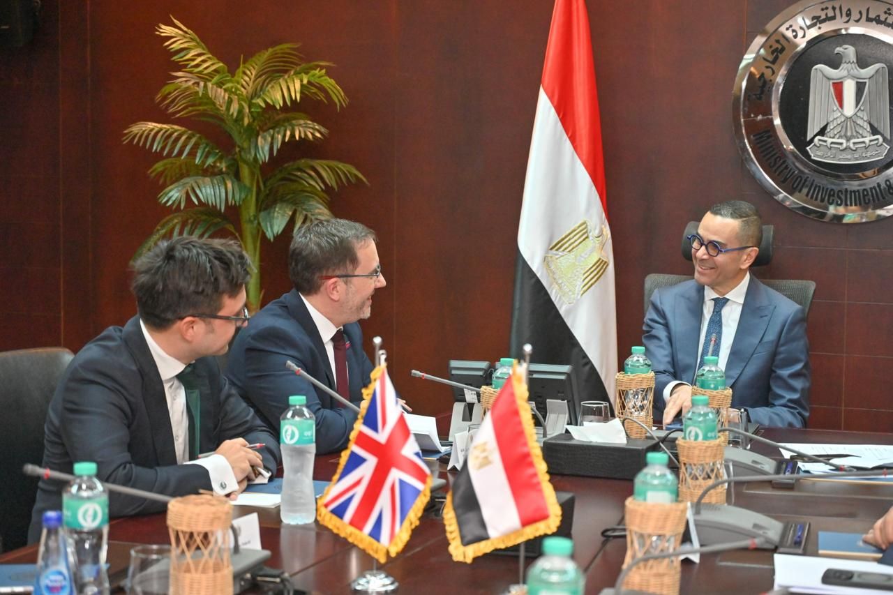 اجتماع وزير الاستثمار والتجارة الخارجية والسفير البريطاني بالقاهرة (2) اجتماع وزير الاستثمار والتجارة الخارجية والسفير البريطاني بالقاهرة (2)