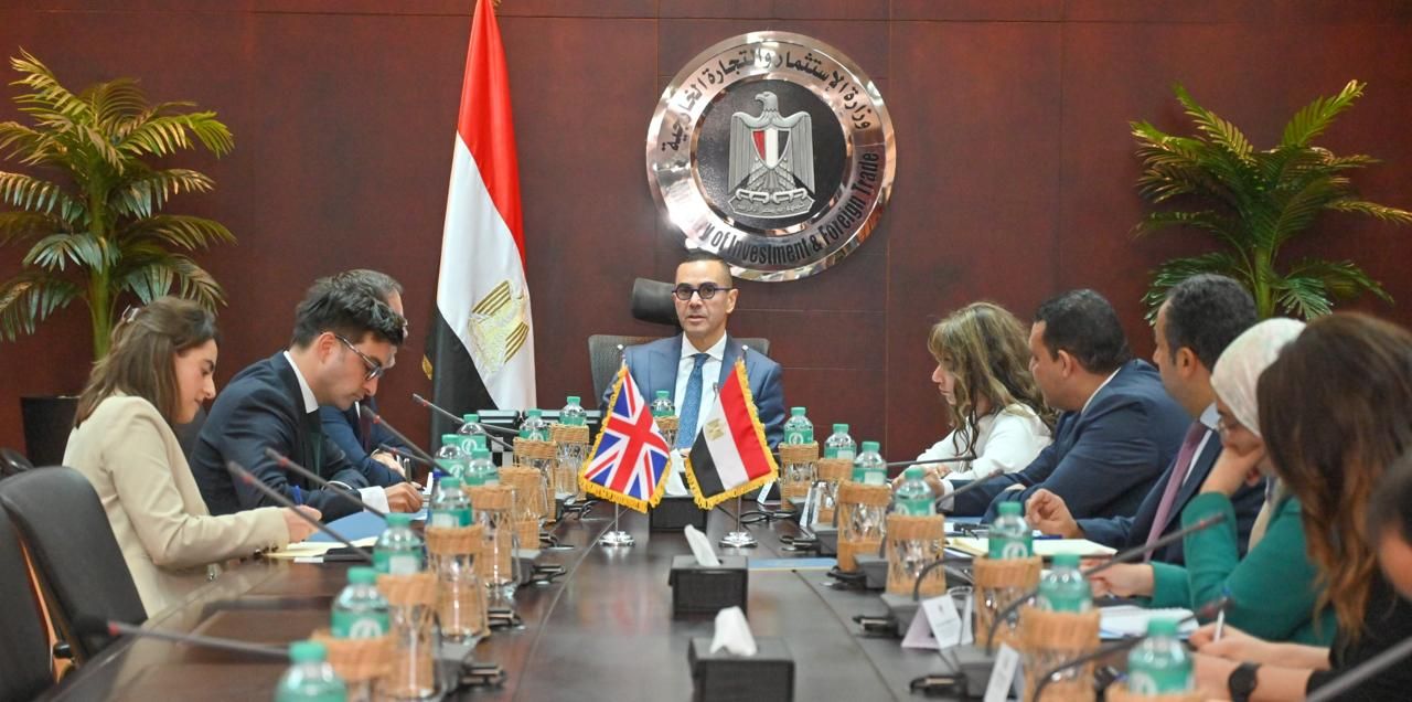 اجتماع وزير الاستثمار والتجارة الخارجية والسفير البريطاني بالقاهرة (1) اجتماع وزير الاستثمار والتجارة الخارجية والسفير البريطاني بالقاهرة (1)