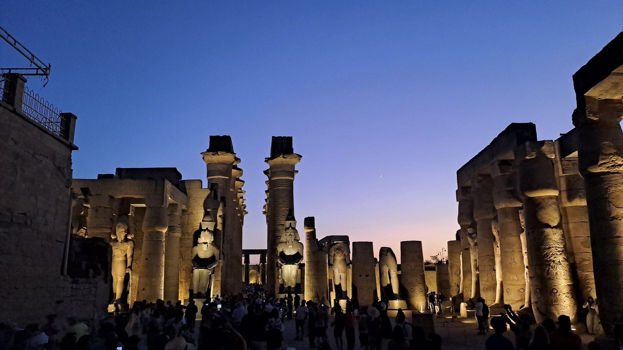 أفواج من حول العالم فى زيارات مسائية بمعبد الأقصر أفواج من حول العالم فى زيارات مسائية بمعبد الأقصر