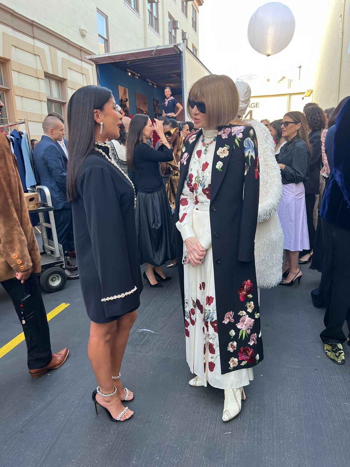 النجمة مني زكي مع آنا وينتور مديرة التحرير العالمية في مجلة فوج النجمة مني زكي مع آنا وينتور مديرة التحرير العالمية في مجلة فوج