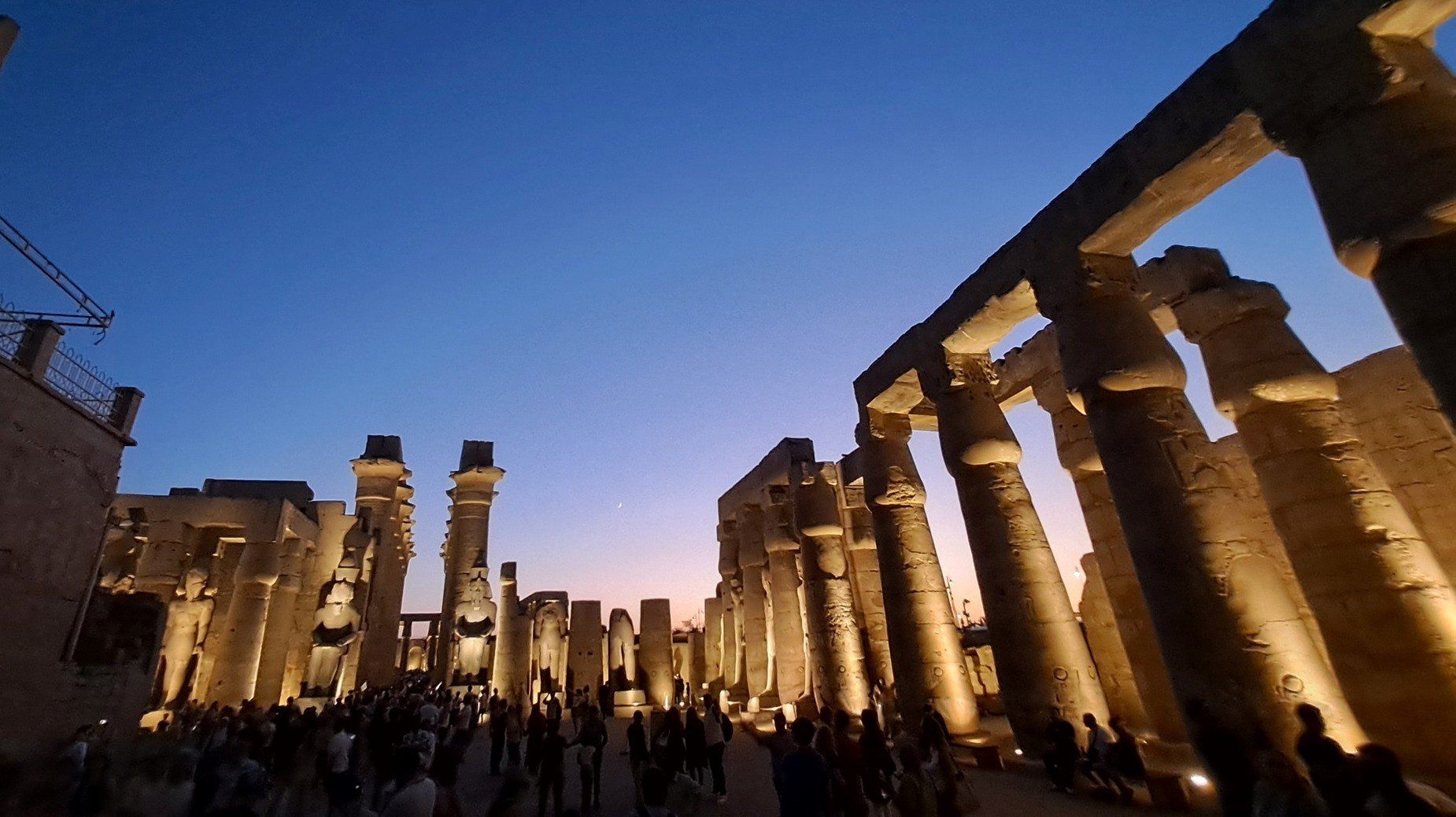سحر الإقبال السياحي المسائي فى معبد الأقصر سحر الإقبال السياحي المسائي فى معبد الأقصر