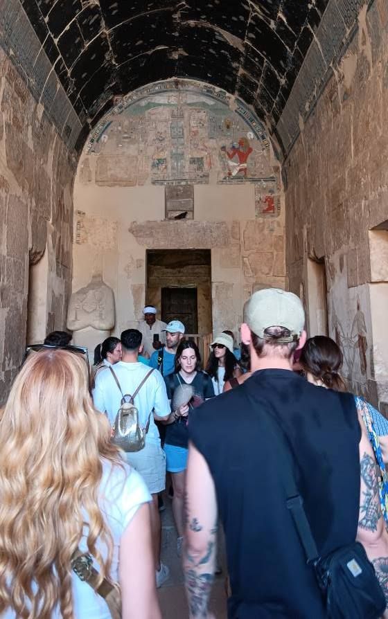 أجواء سعيدة ومبهجة بين معابد ومقابر الأقصر أجواء سعيدة ومبهجة بين معابد ومقابر الأقصر