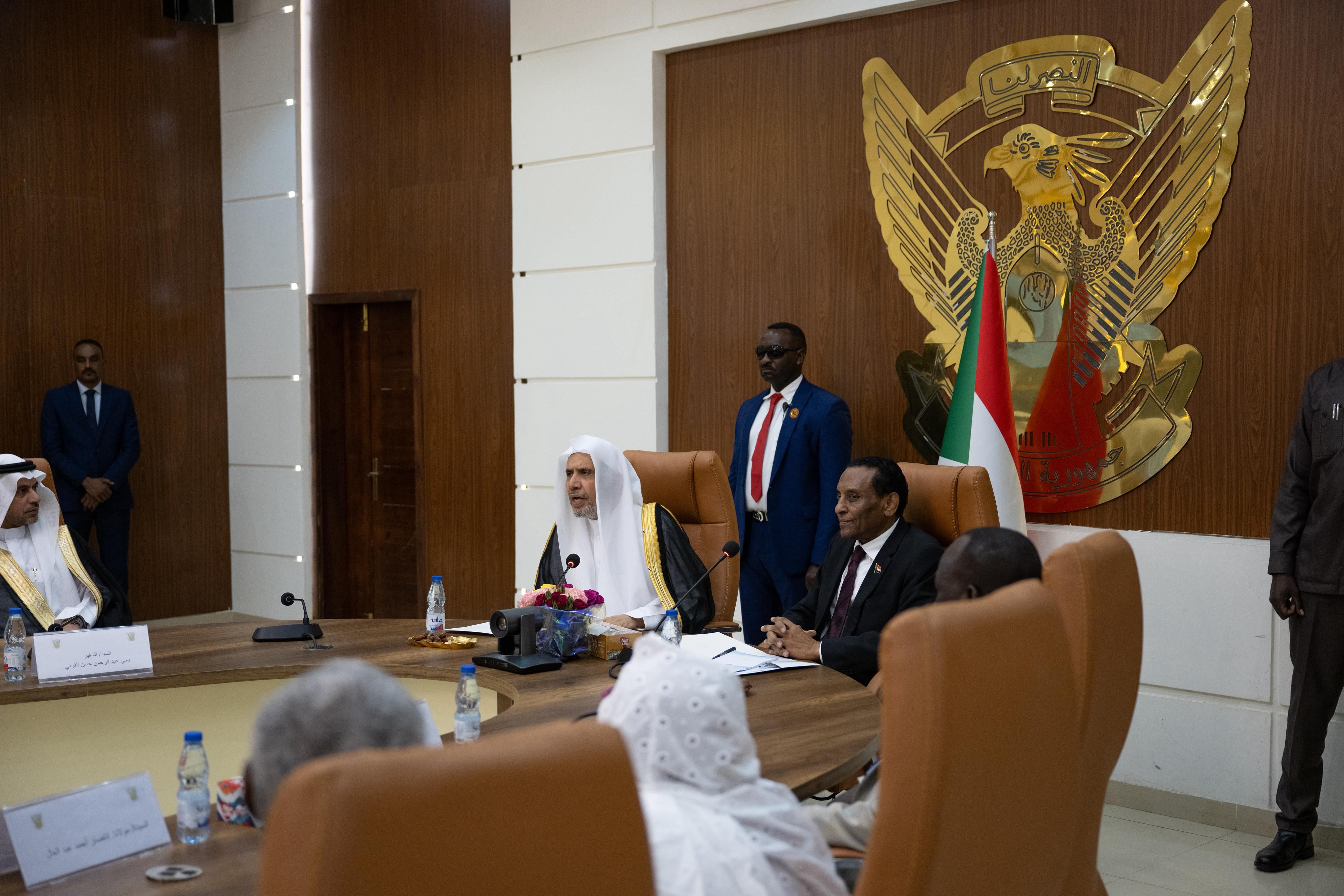 رئيس الوزراء السوداني يستقبل الأمين العام لرابطة العالم الإسلامي (2) رئيس الوزراء السوداني يستقبل الأمين العام لرابطة العالم الإسلامي (2)