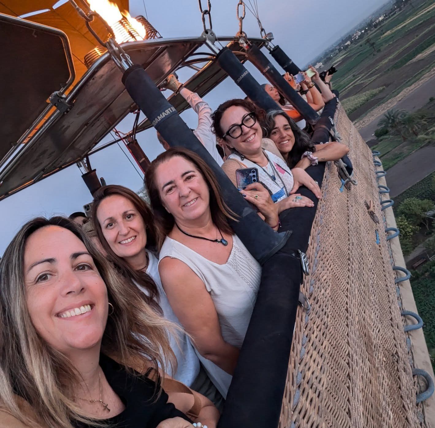 بهجة الأجانب فى قلب رحلات البالون الطائر بالأقصر بهجة الأجانب فى قلب رحلات البالون الطائر بالأقصر