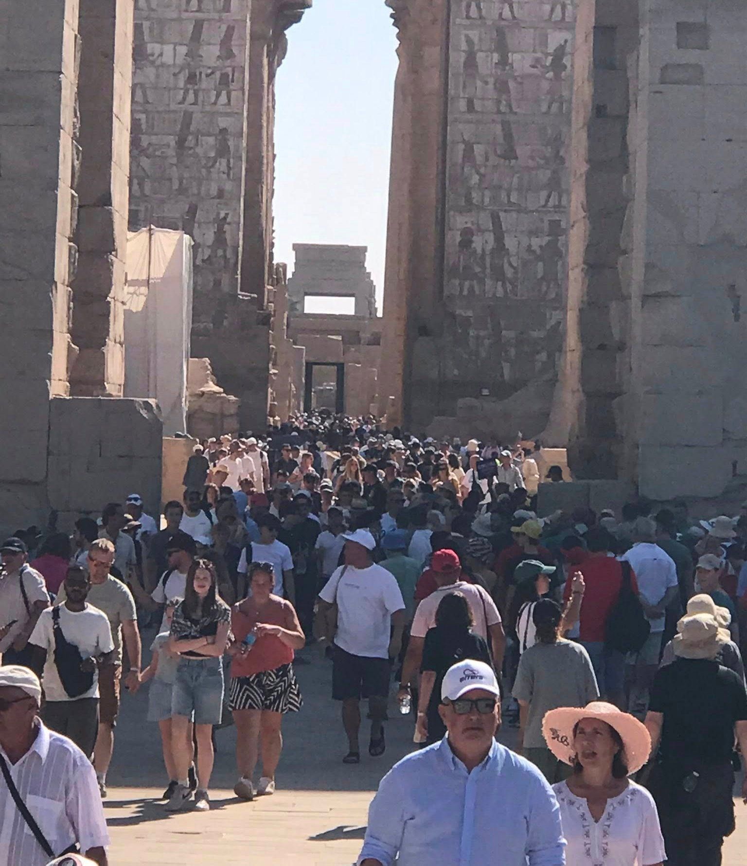 أفواج من كل أنحاء العالم يعيشون أجواء سعيدة ومبهجة بين معابد شرق وغرب الأقصر أفواج من كل أنحاء العالم يعيشون أجواء سعيدة ومبهجة بين معابد شرق وغرب الأقصر