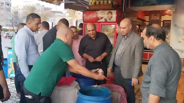 رئيس مدينة دسوفق ووكيل التموين في حملة ليلية في الأسواق رئيس مدينة دسوفق ووكيل التموين في حملة ليلية في الأسواق