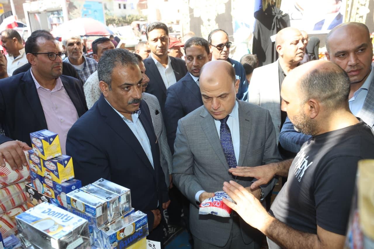 محافظ كفر الشسخ يتفقد سوق اليوم الواحد