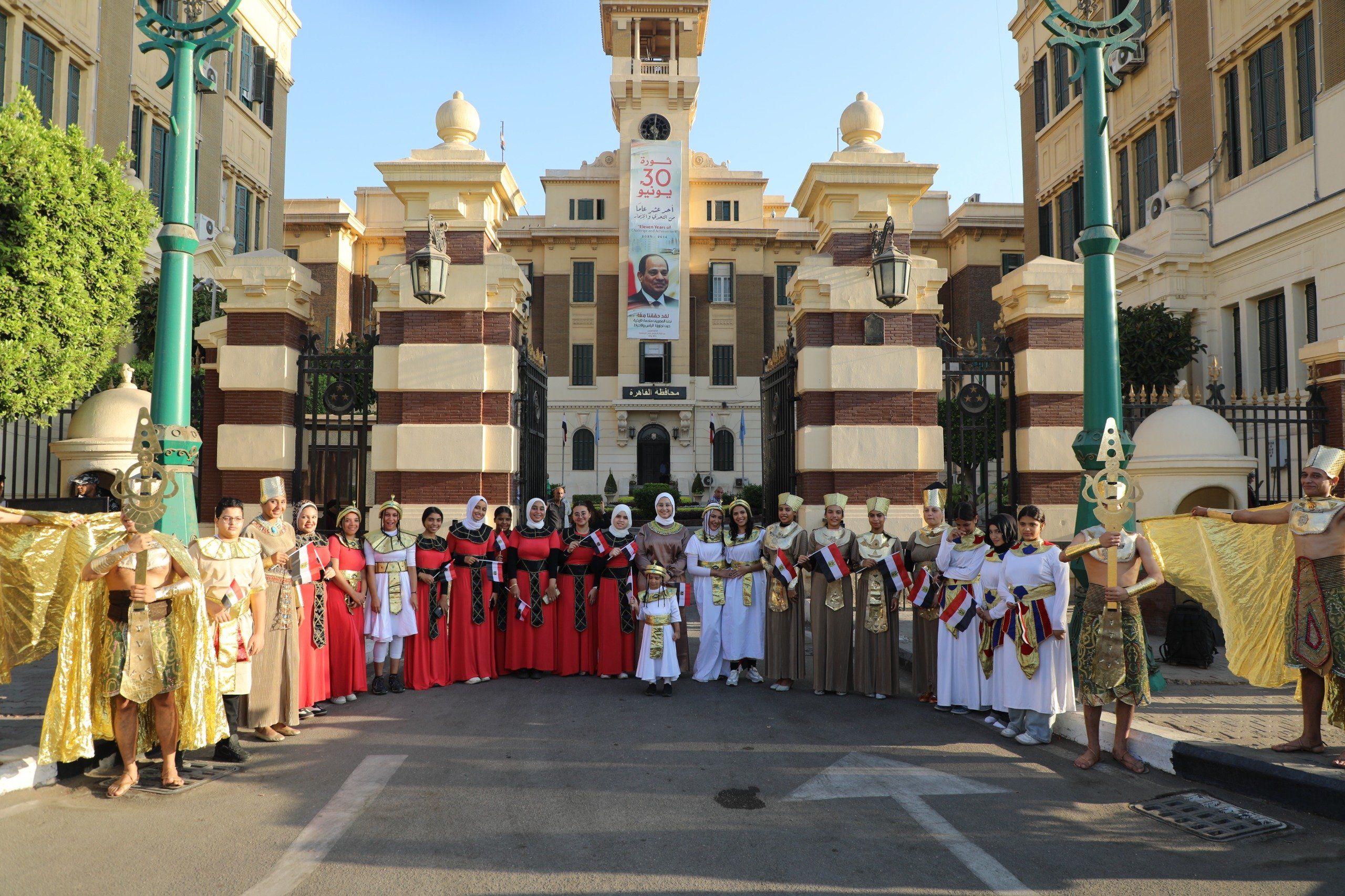 الشباب أمام مبنى المحافظة الشباب أمام مبنى المحافظة