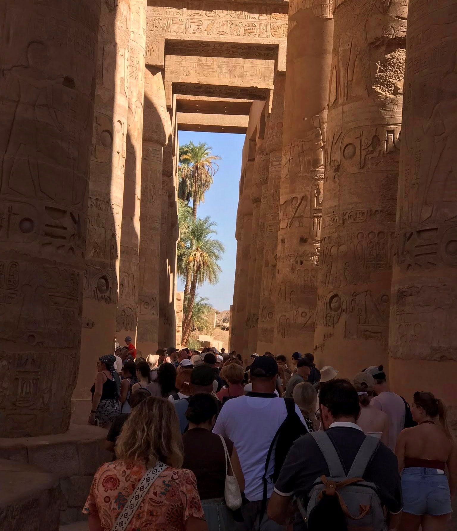 الأجانب يعيشون أجواء سعيدة ومبهجة بين معابد الأقصر الأجانب يعيشون أجواء سعيدة ومبهجة بين معابد الأقصر