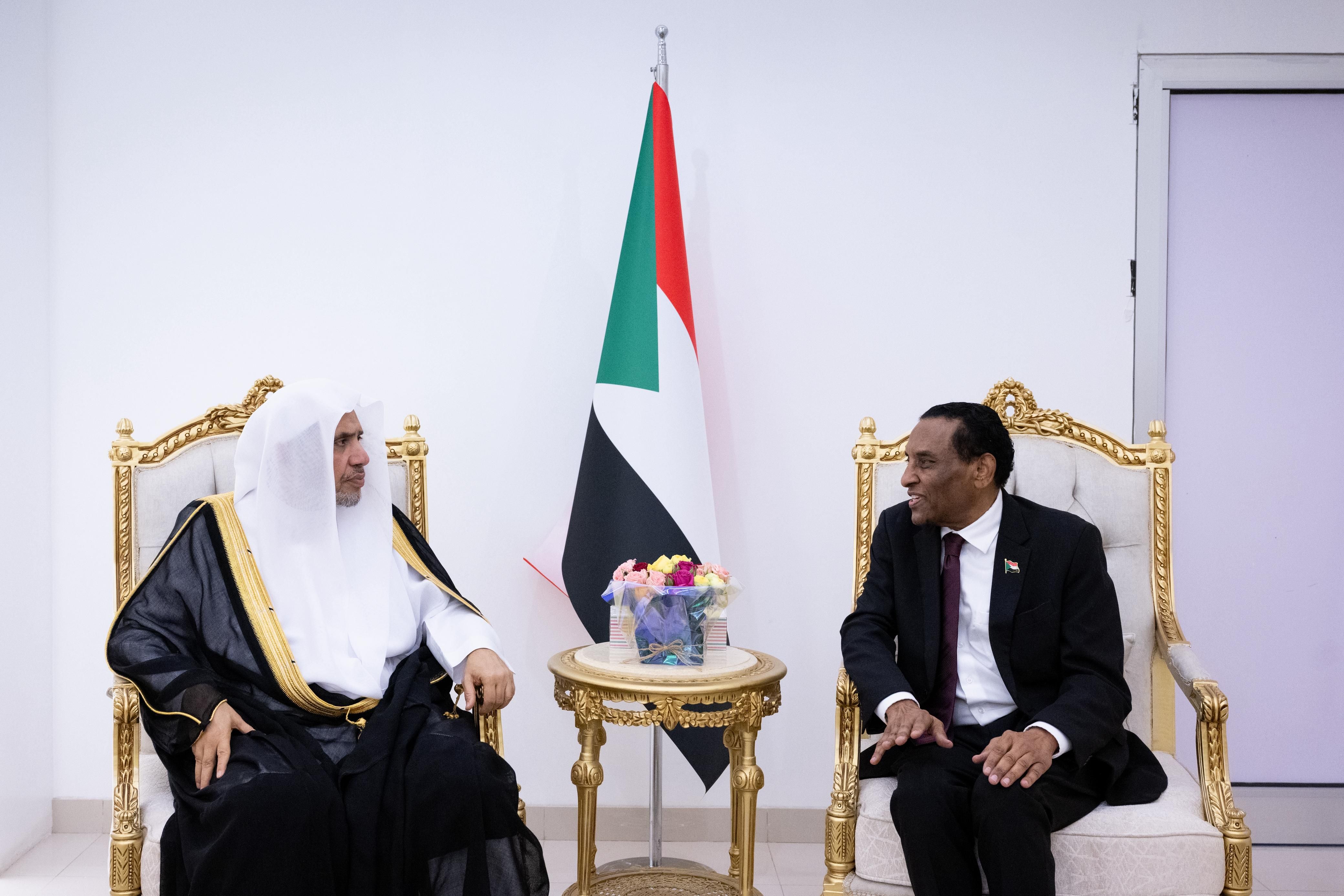 رئيس الوزراء السوداني يستقبل الأمين العام لرابطة العالم الإسلامي (1) رئيس الوزراء السوداني يستقبل الأمين العام لرابطة العالم الإسلامي (1)