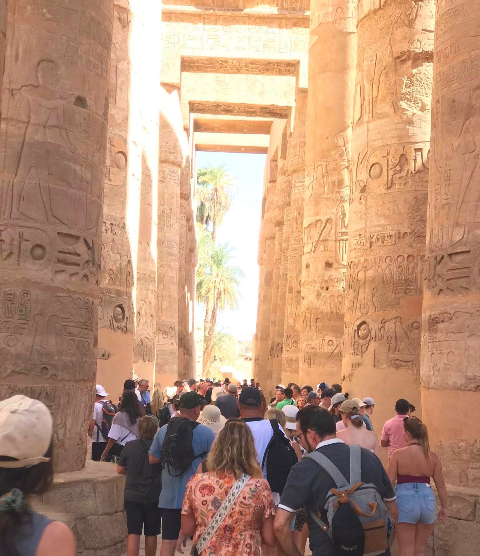 أفواج من كل أنحاء العالم يعيشون أجواء سعيدة ومبهجة بين معابد الأقصر أفواج من كل أنحاء العالم يعيشون أجواء سعيدة ومبهجة بين معابد الأقصر