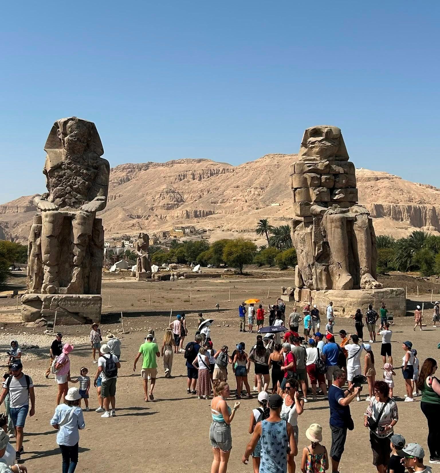 جانب من الزيارات السياحية لمنطقة تمثالي ممنون جانب من الزيارات السياحية لمنطقة تمثالي ممنون